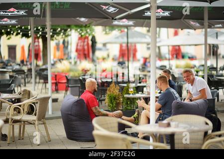 KAUNAS, LITUANIE - 16 AOÛT 2020 : habitants de la ville et touristes se promenant dans la rue Vilnius (Vilniaus gatve) dans la vieille ville médiévale de Kaunas. Banque D'Images