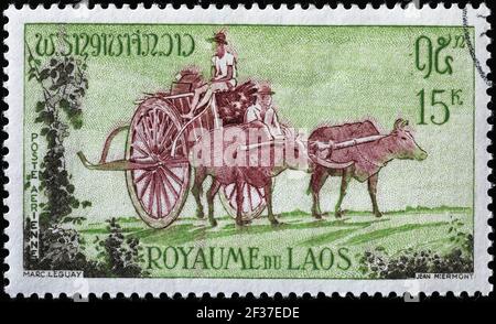 Chariot tiré par du boeuf sur timbre-poste du Laos Banque D'Images