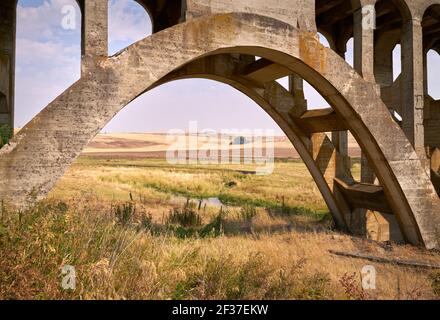 Arcade historique du pont ferroviaire de Rosalia. La vallée de la Palouse à travers une arche dans le pont de chemin de fer de Rosalia. Etat de Washington, Etats-Unis. Banque D'Images