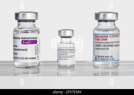 Montréal, CA - 15 mars 2021 : flacons des vaccins AstraZeneca, Pfizer BioNTech et Moderna Covid-19 Banque D'Images