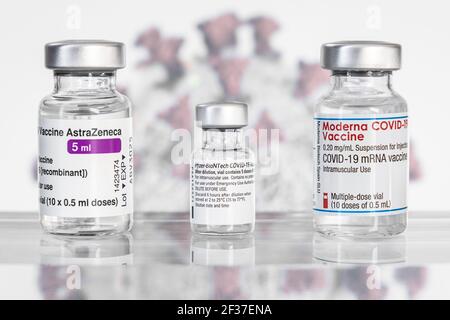 Montréal, CA - 15 mars 2021 : flacons des vaccins AstraZeneca, Pfizer BioNTech et Moderna Covid-19 Banque D'Images