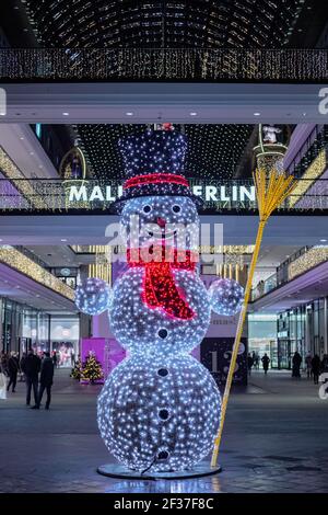 Illuminations de Noël au centre commercial Mall of Berlin à Berlin, en Allemagne, en décembre 2020. Banque D'Images