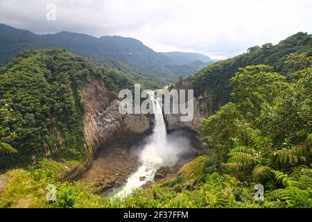 Grande chute d'eau et rivière dans la jungle Banque D'Images