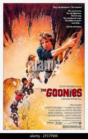 The Goonies (1985) dirigée par Richard donner et mettant en vedette Sean Astin, Josh Brolin, Jeff Cohen, Corey Feldman et Kerri Green. Un film très apprécié sur un groupe d'amis appelés les Goonies, qui découvrent une carte ancienne et s'aventurent dans une aventure pour trouver le Trésor perdu de longue date d'un pirate légendaire. Banque D'Images
