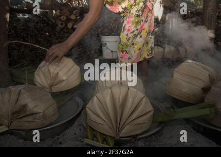 Une femme qui fait bouillir la sève du palmier pour faire du sucre de palmier, une autre source de revenu pour les villageois vivant à l'île de Rote, en Indonésie. Banque D'Images