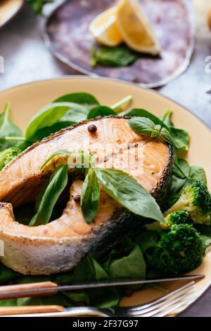 steak de saumon grillé aux légumes sur une table en marbre Banque D'Images