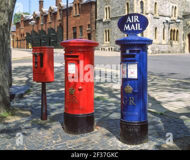 Royal Mail Red & Royal Airforce Blue Pillar boxes, High Street, Windsor, Berkshire, Angleterre, Royaume-Uni Banque D'Images
