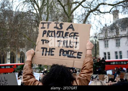 Les foules se rassemblent sur la place du Parlement en vigile pour Sarah Everard le 15 mars 2021. Banque D'Images