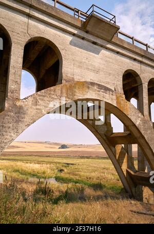 Arcade du pont ferroviaire historique de Rosalia. La vallée de la Palouse à travers une arche dans le pont de chemin de fer de Rosalia. Etat de Washington, Etats-Unis. Banque D'Images