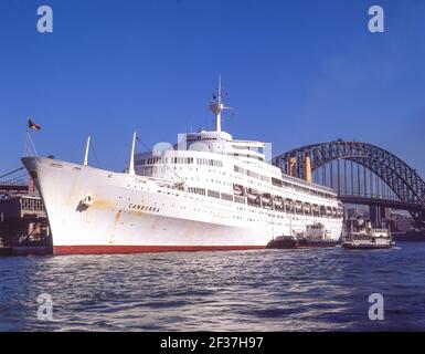 L'ancien bateau de croisière P&O Canberra a amarré à Circular Quay, dans le port de Sydney, à Sydney, en Nouvelle-Galles du Sud, en Australie Banque D'Images