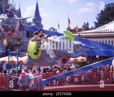 'Dumbo the Flying Elephant' ride, Fantasyland, Disneyland, Anaheim, Californie, États-Unis d'Amérique Banque D'Images