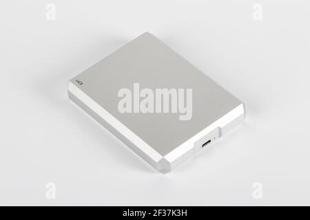 Riga, Lettonie 02.03.2021: LaCie disque dur externe portable, 4TB et 130MB s. Arrière-plan blanc Banque D'Images