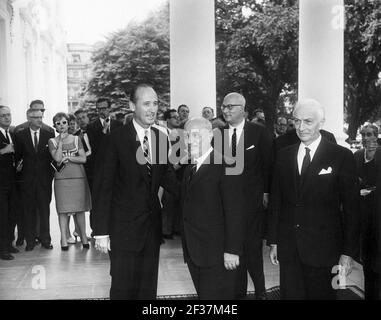 Le Premier ministre italien Amintore Fanfani arrive à la Maison Blanche pour déjeuner en son honneur. Banque D'Images