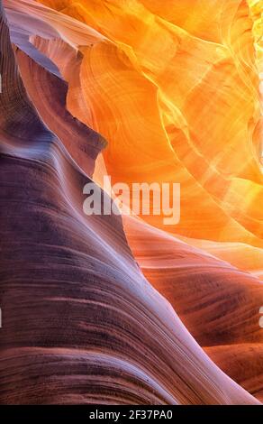 Murs rayés en grès à l'intérieur d'Antelope Slot Canyon en Arizona, dans le sud-ouest américain Banque D'Images