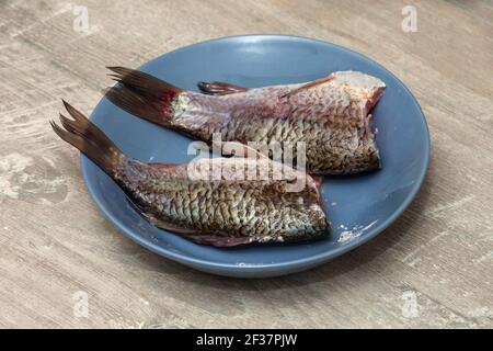 Gros plan sur une assiette dans la cuisine maison. Poisson épluché pour la friture Banque D'Images