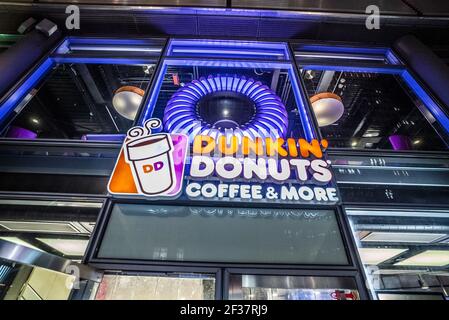 Dunkin Donuts café et plus - VILLE DE BERLIN, ALLEMAGNE - 11 MARS 2021 Banque D'Images