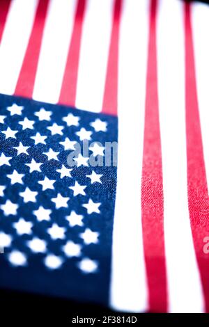 Photo macro avec mise au point sélective d'un petit drapeau américain portable sur tissu grossier. Banque D'Images