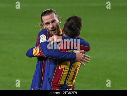 Barcelone. 16 mars 2021. Antoine Griezmann (L) de Barcelone célèbre son but avec son coéquipier Leo Messi lors du match de football de la Ligue espagnole entre Barcelone et SD Huesca à Barcelone, Espagne, le 15 mars 2021. Credit: Xinhua/Alay Live News Banque D'Images