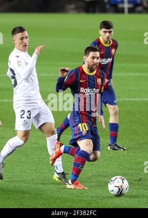 Barcelone. 16 mars 2021. Leo Messi (C) de Barcelone participe au match de football de la Ligue espagnole entre Barcelone et SD Huesca à Barcelone, Espagne, le 15 mars 2021. Credit: Xinhua/Alay Live News Banque D'Images