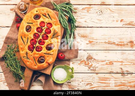 Composition avec focaccia italienne traditionnelle sur fond de bois Banque D'Images