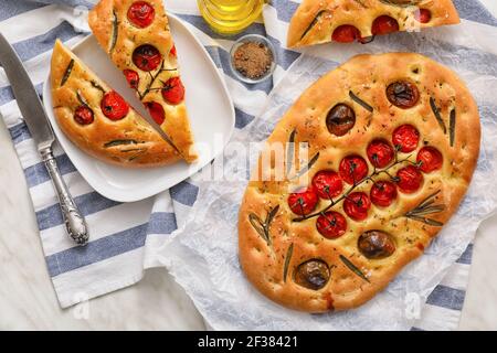 Composition avec focaccia italienne traditionnelle sur la table Banque D'Images