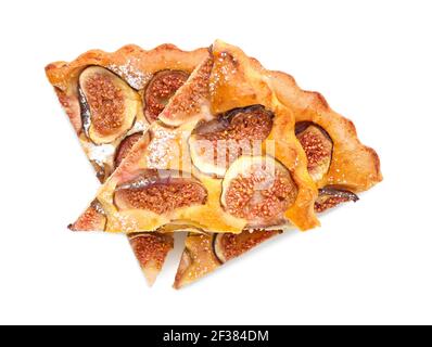 Des tranches de tarte aux figues délicieuses sur fond blanc Banque D'Images