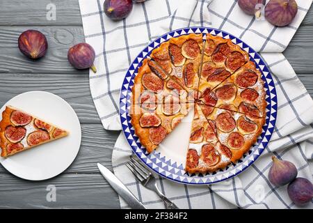 Assiette avec tarte aux figues délicieuse sur fond de bois sombre Banque D'Images