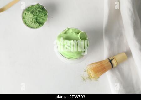 Composition avec délicieux Dalgona matcha latte sur fond clair Banque D'Images