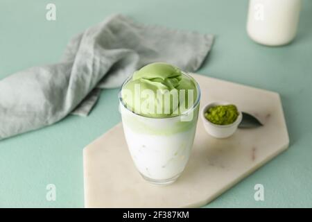 Composition avec délicieux Dalgona matcha latte sur fond de couleur Banque D'Images