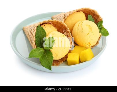 Assiette avec glace à la mangue sur fond blanc Banque D'Images