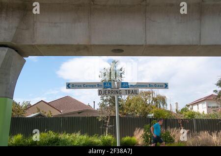 Djering Trail est une piste cyclable commune construite sous des sections nouvellement surélevées de la ligne de chemin de fer Caulfield-Pakenham, Melbourne, Australie. Banque D'Images