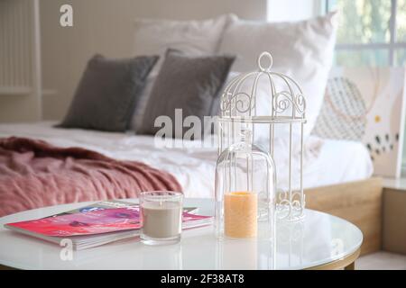 Bougies aromatiques sur la table de la chambre Banque D'Images