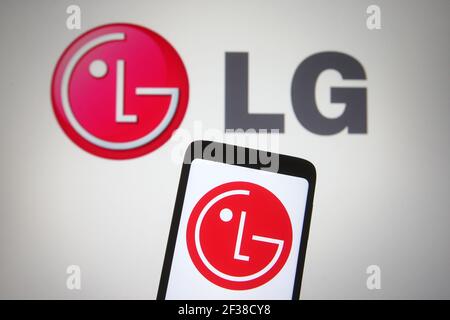 Ukraine. 15 mars 2021. Dans cette illustration, le logo LG s'affiche sur un smartphone et un écran d'ordinateur. Crédit : SOPA Images Limited/Alamy Live News Banque D'Images