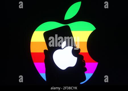 Ukraine. 15 mars 2021. Dans cette illustration, le logo Apple apparaît sur un smartphone et un écran d'ordinateur. Crédit : SOPA Images Limited/Alamy Live News Banque D'Images