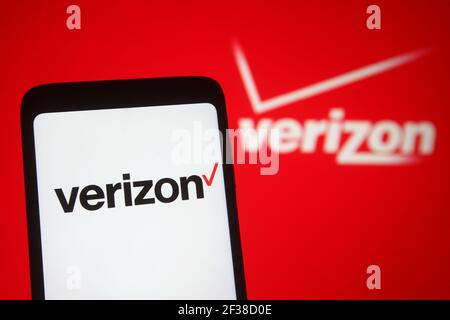 Ukraine. 15 mars 2021. Dans cette illustration, le logo Verizon s'affiche sur un smartphone et un écran de pc. Crédit : SOPA Images Limited/Alamy Live News Banque D'Images