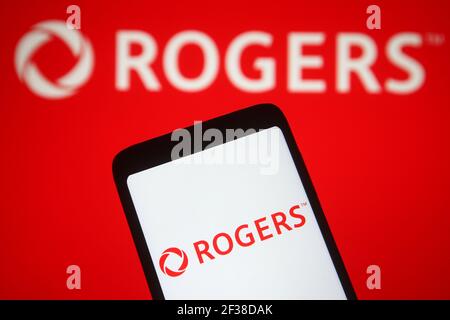 Ukraine. 15 mars 2021. Dans cette illustration, le logo Rogers Communications d'une entreprise canadienne de médias et de télécommunications est affiché sur un téléphone intelligent et un écran d'ordinateur. (Photo de Pavlo Gonchar/SOPA Images/Sipa USA) crédit: SIPA USA/Alay Live News Banque D'Images