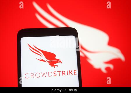 Ukraine. 15 mars 2021. Dans cette illustration, le logo CrowdStrike d'une société américaine de technologie de cybersécurité est visible sur un smartphone et un écran de pc. (Photo de Pavlo Gonchar/SOPA Images/Sipa USA) crédit: SIPA USA/Alay Live News Banque D'Images