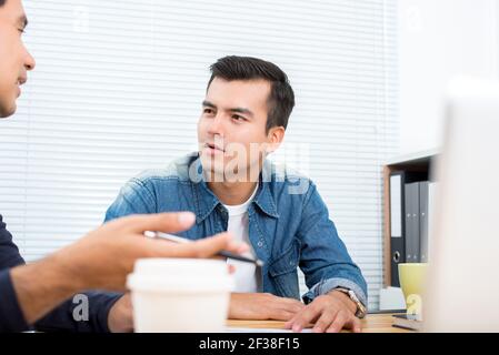 Beau homme d'affaires portant une chemise Jean décontractée lors de la réunion Banque D'Images