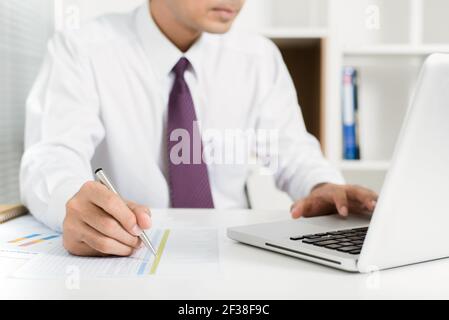 Homme d'affaires utilisant un ordinateur portable pour le travail Banque D'Images