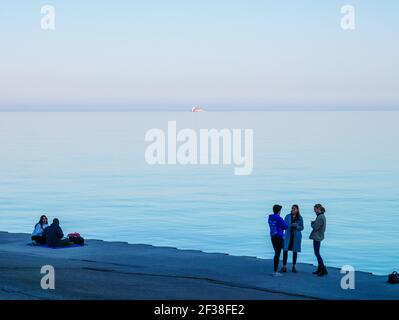 Jeunes sur le mur de la mer. Bord de lac de Chicago. Banque D'Images