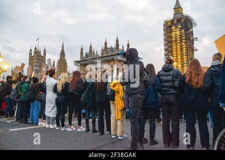 Londres, Royaume-Uni. 15 mars 2021. Des manifestants bloquent le pont de Westminster pendant la manifestation. Des foules se sont rassemblées à Londres pour protester contre la réponse autoritaire de la police à la veillée Sarah Everard, ainsi que le nouveau projet de loi du gouvernement sur la police, le crime, la peine et les tribunaux, qui donnerait à la police de nouveaux pouvoirs pour faire face aux manifestations. (Photo de Vuk Valcic/SOPA Images/Sipa USA) crédit: SIPA USA/Alay Live News Banque D'Images