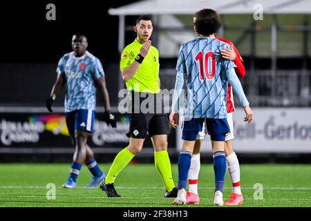 ALKMAAR, PAYS-BAS - MARS 15: Arbitre Marc Nagtegaal, Kian Fitz-Jim de Jong Ajax pendant le match néerlandais de Keukenkampiodivisiie entre AZ U23 et AJ Banque D'Images