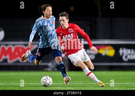 ALKMAAR, PAYS-BAS - MARS 15: Kian Fitz-Jim de Jong Ajax, Maxim Guillit de Jong AZ pendant le match néerlandais de Keukenkampiodivisiie entre AZ U23 et Banque D'Images