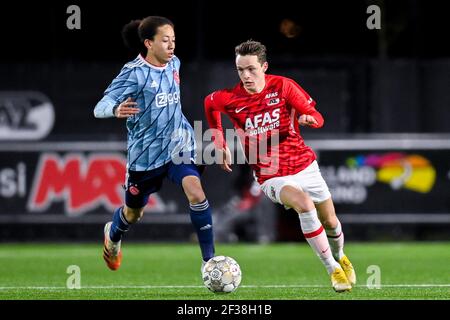 ALKMAAR, PAYS-BAS - MARS 15: Kian Fitz-Jim de Jong Ajax, Maxim Guillit de Jong AZ pendant le match néerlandais de Keukenkampiodivisiie entre AZ U23 et Banque D'Images