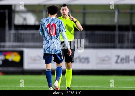 ALKMAAR, PAYS-BAS - MARS 15: Avertissement donné par l'arbitre Marc Nagtegaal à Kian Fitz-Jim de Jong Ajax lors du match hollandais de Keukenkampioendivisiie be Banque D'Images