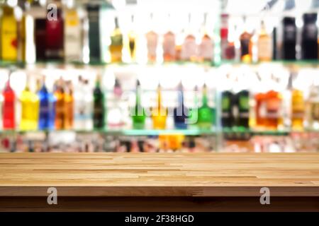 Barre en bois sur fond de bouteille d'alcool coloré et flou Banque D'Images