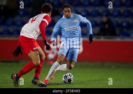 UTRECHT, PAYS-BAS - MARS 15: Ruben Kluivert du FC Utrecht U23 et Fode Fofana du PSV U23 pendant le match Keuken Kampioen Divisiie entre le FC Utrec Banque D'Images