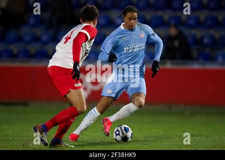 UTRECHT, PAYS-BAS - MARS 15: Ruben Kluivert du FC Utrecht U23 et Fode Fofana du PSV U23 pendant le match Keuken Kampioen Divisiie entre le FC Utrec Banque D'Images