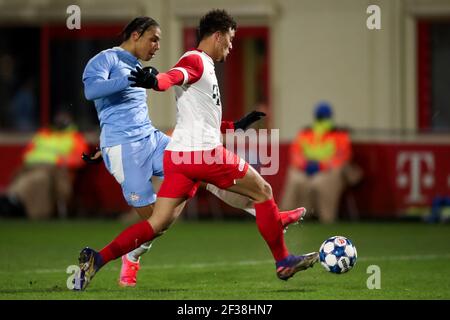 UTRECHT, PAYS-BAS - MARS 15: Ruben Kluivert du FC Utrecht U23 et Fode Fofana du PSV U23 pendant le match Keuken Kampioen Divisiie entre le FC Utrec Banque D'Images