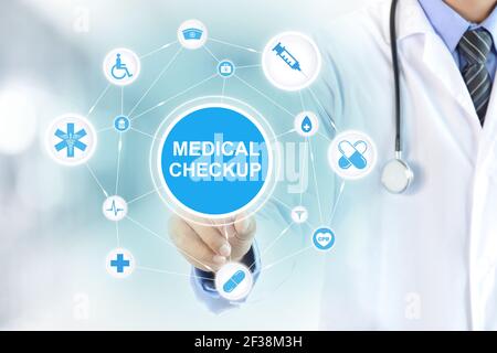 Main du médecin touchant le panneau DE CONTRÔLE MÉDICAL sur l'écran virtuel Banque D'Images